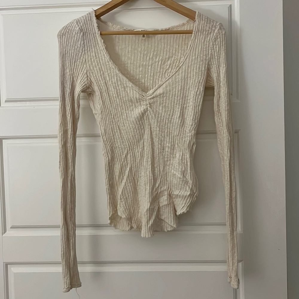 Cute white light fitted sweater